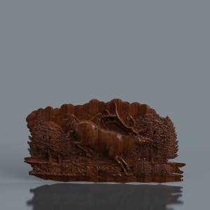 Олень с мощными рогами мчится сквозь густой подлесок, за его спиной вздымаются острые вершины гор.